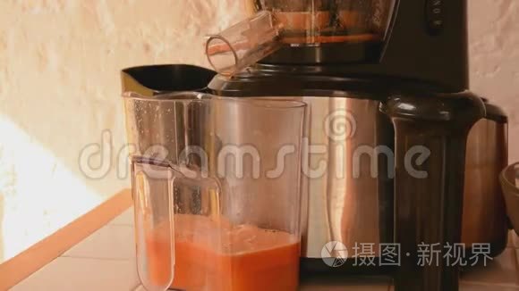 榨汁机加工苹果和胡萝卜的特写视频