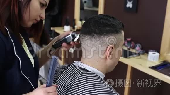 理发师为男性客户做时尚发型视频