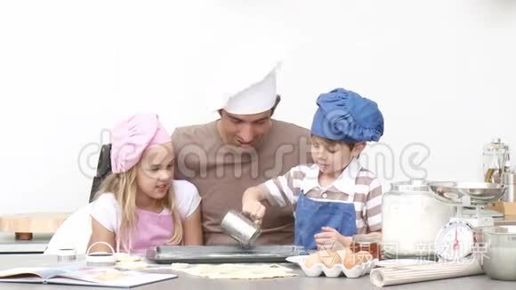 父亲和他的孩子一起烤饼干视频