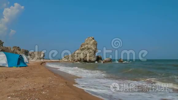 海浪翻滚的海岸冲刷海滩视频