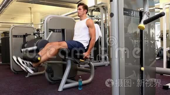 健身者在减肥机上锻炼双腿视频