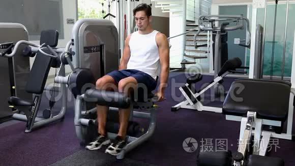 健身者在减肥机上锻炼双腿视频