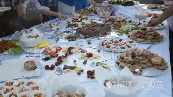 几个人从瑞典餐桌上拿食物的录像