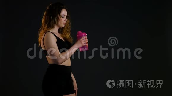 运动女孩喝瓶水，健身房里的女人喝淡水，运动后口渴的女人，肖像画