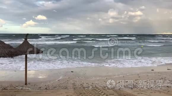 下雨天的阿雷纳海滩视频