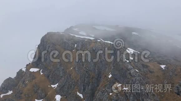 岩石多雾的山岩视频