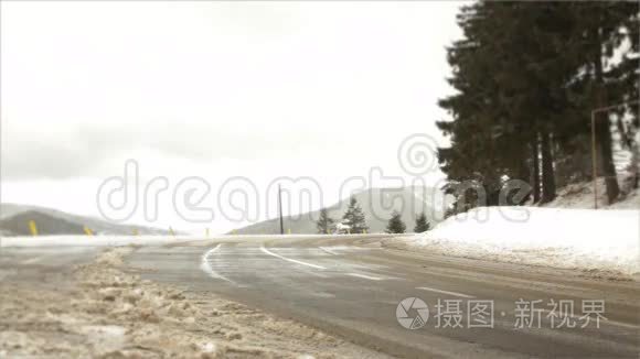 暴风雪期间的冬季道路视频