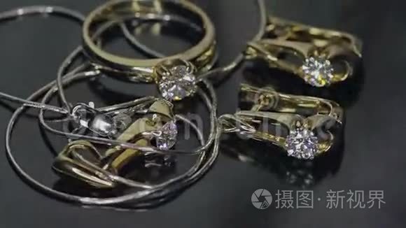 金色钻石戒指和黑色耳环