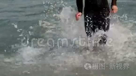 快乐的冲浪者逃离大海