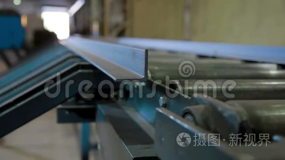 工业工厂自动化机器切割金属视频