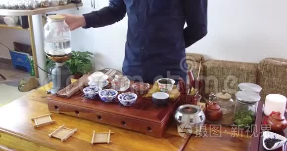 在茶道中酿造中国茶视频