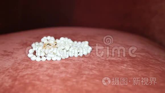 珍珠项链上的结婚戒指视频