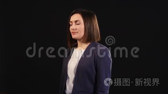 商业女性嘲笑镜头黑暗背景视频