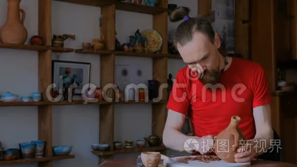 专业陶工用特殊工具制作干陶罐视频