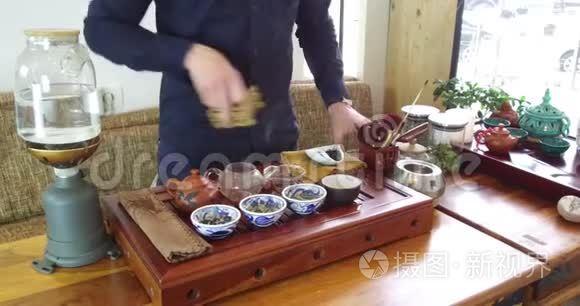 在茶道中酿造中国茶视频