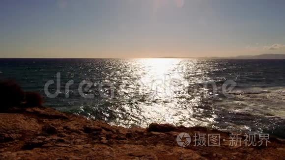 美丽温暖的日落覆盖海洋视频