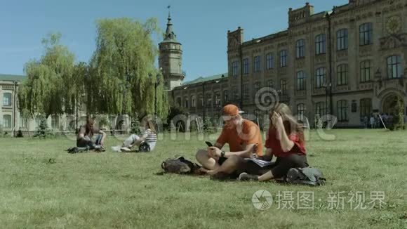 大学生在校园草坪上学习视频