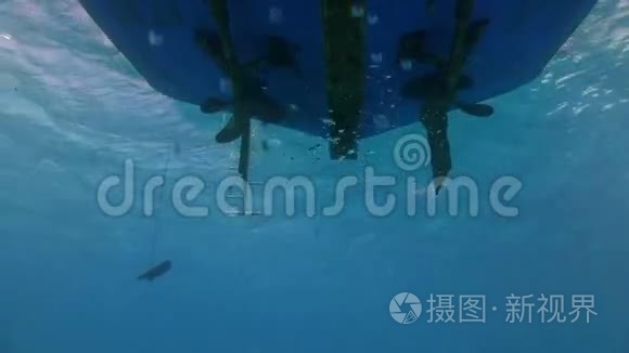 螺旋桨从船底下水视频