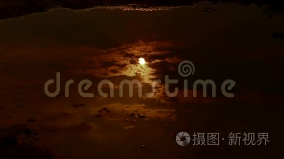 夜晚水面上的月亮倒影视频
