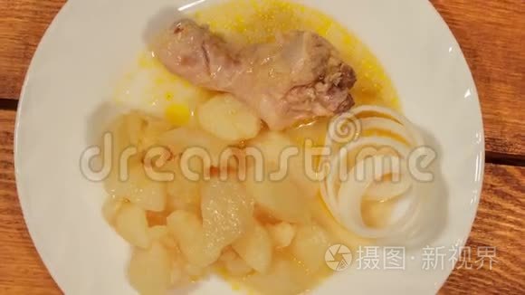 土豆和鸡腿在自己的果汁中视频