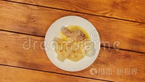 土豆和鸡腿在自己的果汁中视频