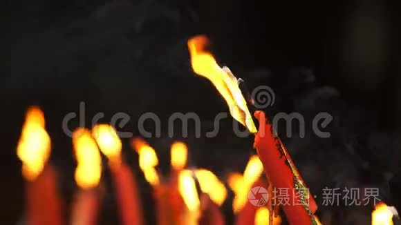 太阳穴里燃烧着中国红烛的火焰