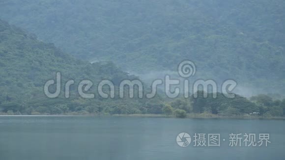 湖中云雾缭绕的山景