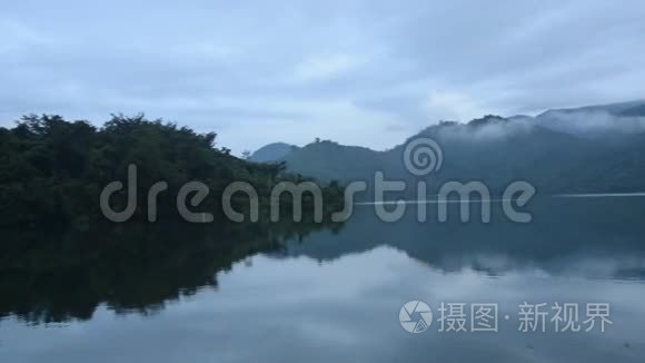 湖中云雾缭绕的山景