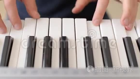 特写男手弹钢琴.. 人播放合成器键盘..