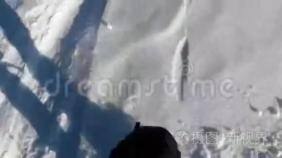 冬天在雪地里跋涉的人的影子视频