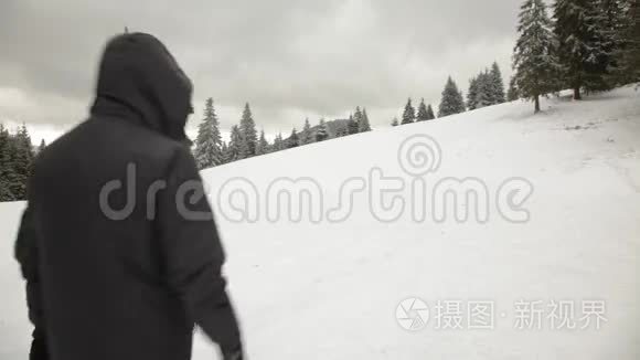 男人和女人在冬山徒步视频