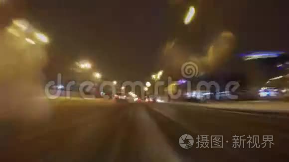 冬天下雪时，汽车在夜间城市道路上行驶