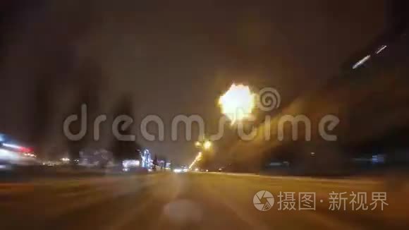 冬天下雪时，汽车在夜间城市道路上行驶