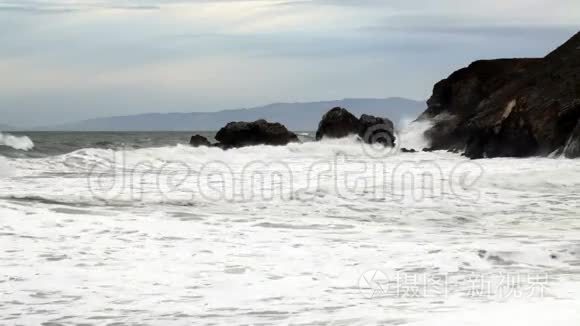 缓慢运动的海浪冲击着海岬视频