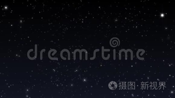 相机在哈勃星云的背景下飞过一个星域