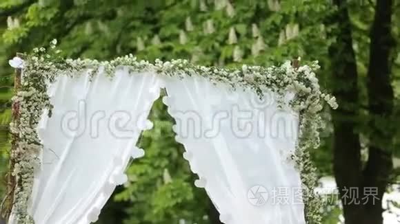 公园婚礼花拱装饰视频