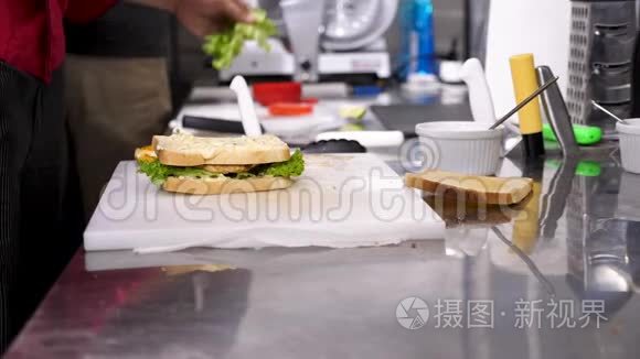 厨师在餐厅厨房做三明治视频