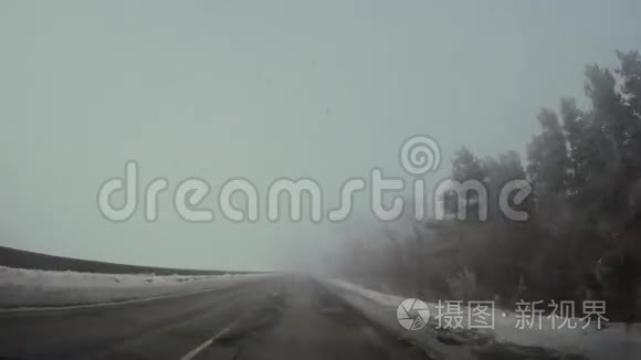 冬天在雾中驾驶汽车