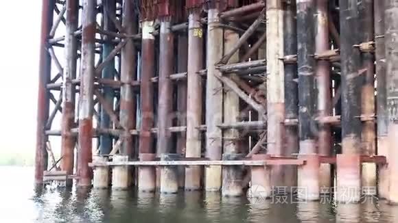在乌克兰基辅建造管道铁桥视频