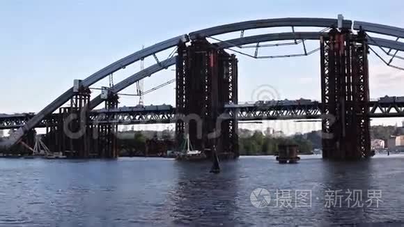 在乌克兰基辅建造管道铁桥