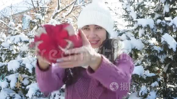 美丽的女人拿着一个心形的礼盒视频