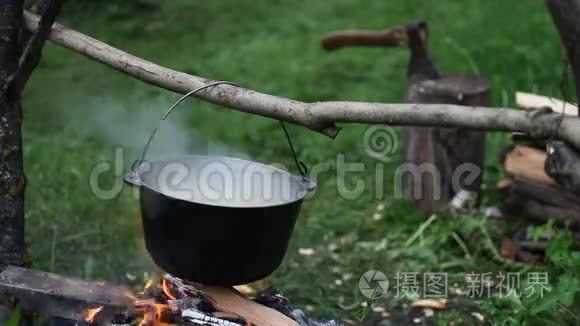 烧汤的篝火锅视频