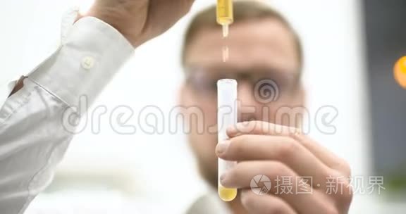 将化学物质加入混合面粉实验视频