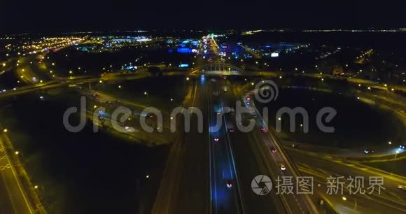 城市高速公路的空中夜景视频