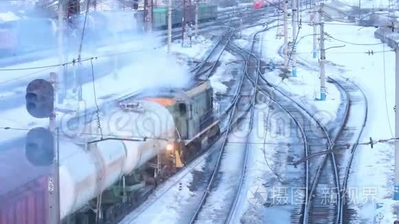 冬季在铁路上运送小型货运列车视频