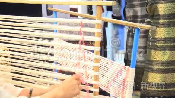 泰国高级妇女在染前系棉纱视频