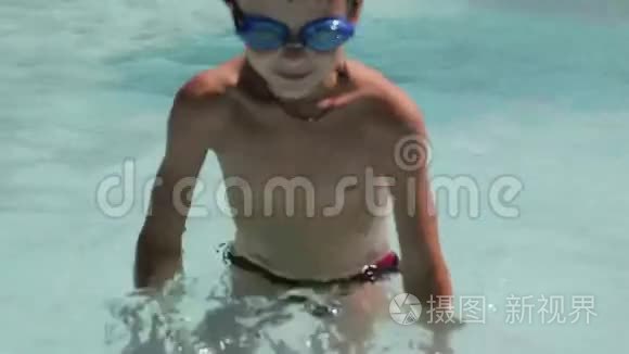 在水上乐园游泳的男孩视频