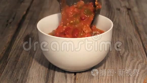 在碗里吃辣椒油视频