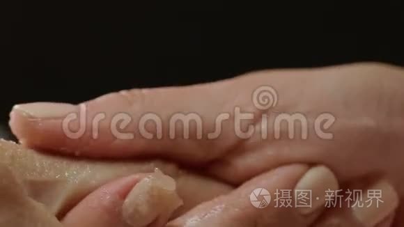 美丽的手接受蜂蜜水疗视频