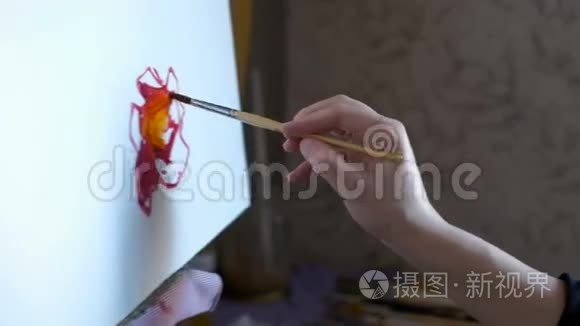 女人在画室里用油画画画布视频